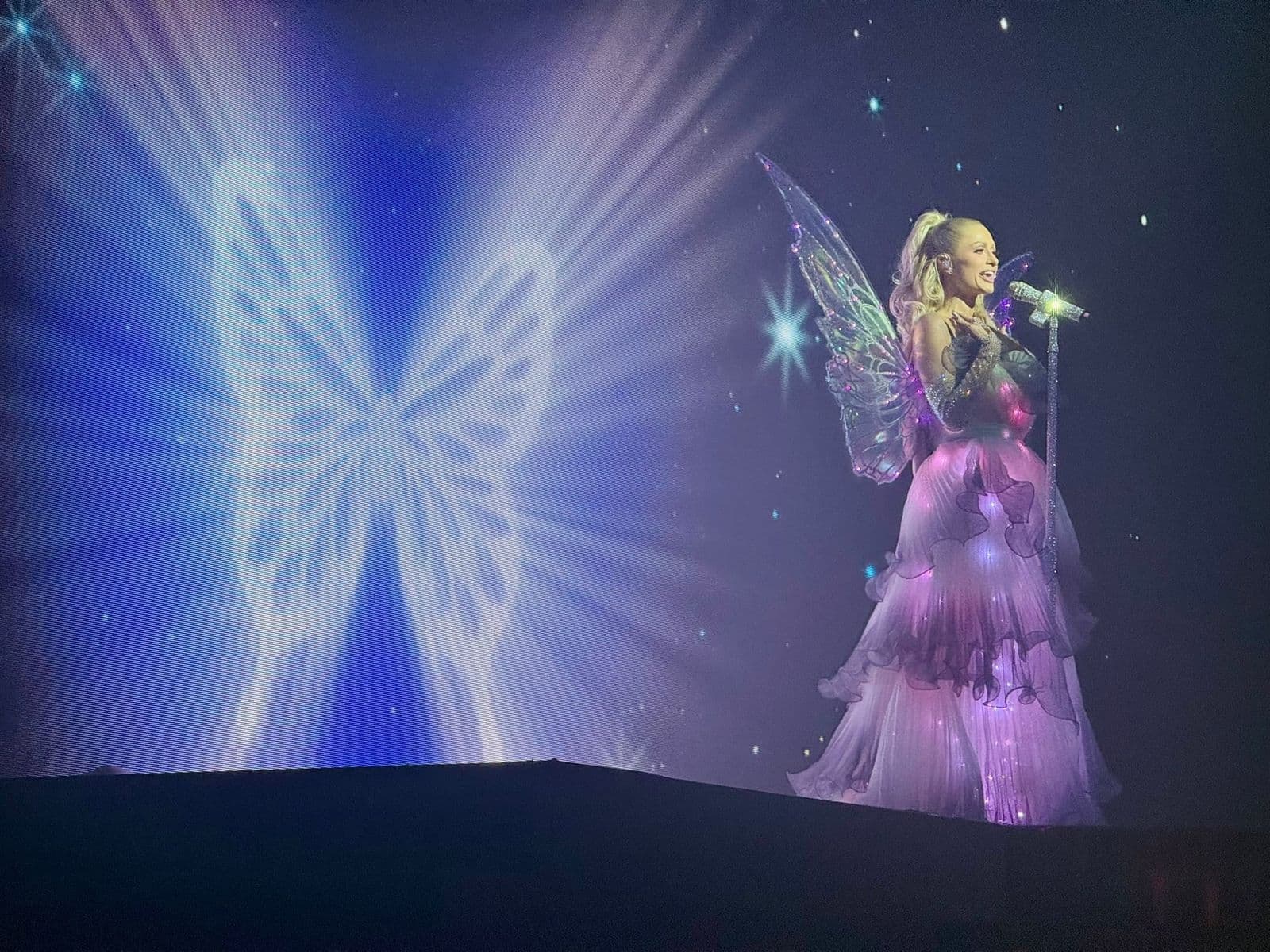 Paris Hilton performing in the lit gown and wings, photo 2