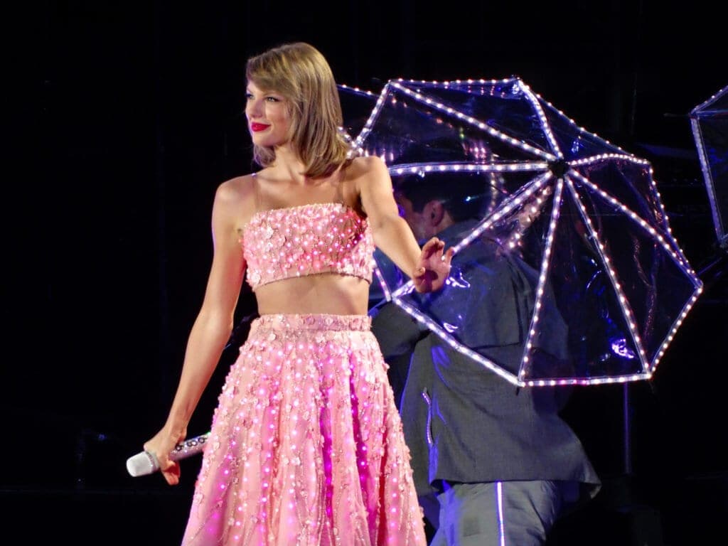 Taylor Swift in the LED dress on the 1989 World Tour, photo 3
