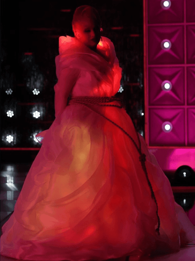 Jinkx Monsoon in the burning witch dress, photo 2
