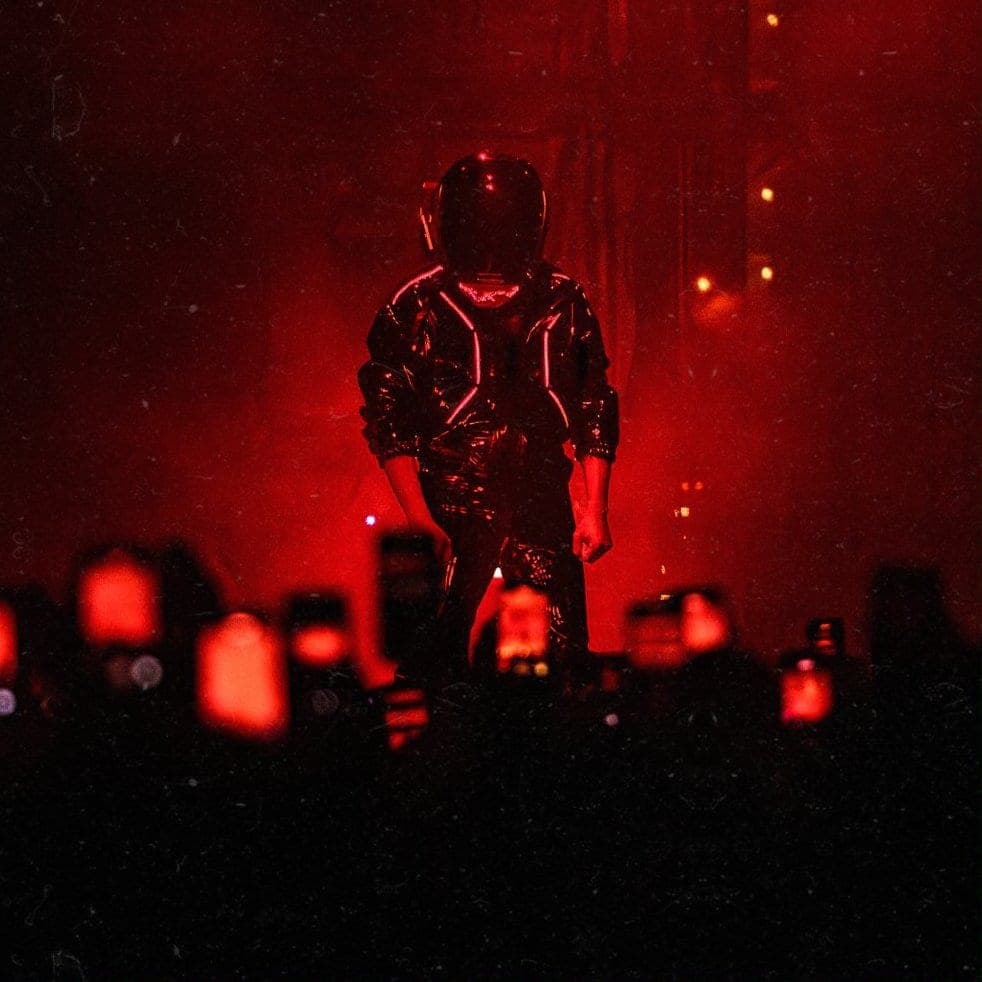 Childish Gambino on stage in a light-up jacket on The New World Tour, photo 3